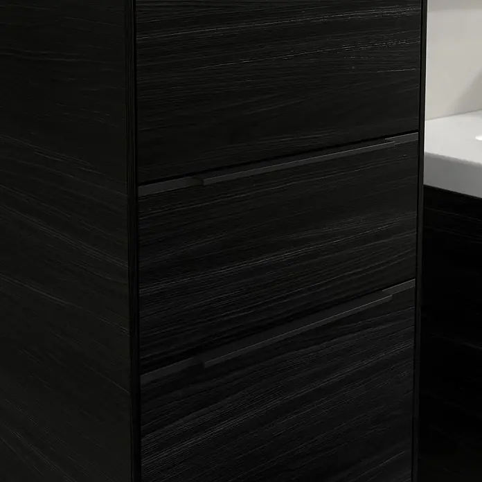 Villeroy & Boch Subway 3.0 Hochschrank - B x T x H: 40 x 36,2 x 171 cm, 1x Schublade, 2x Tür, Black Oak, Farbe Griff: Volcano black, DIN Anschlag: Links - Detailaufnahme eines schwarzen Badezimmerschranks mit Schubladen und schlichten Griffen, der modernes Design und Funktionalität vereint.