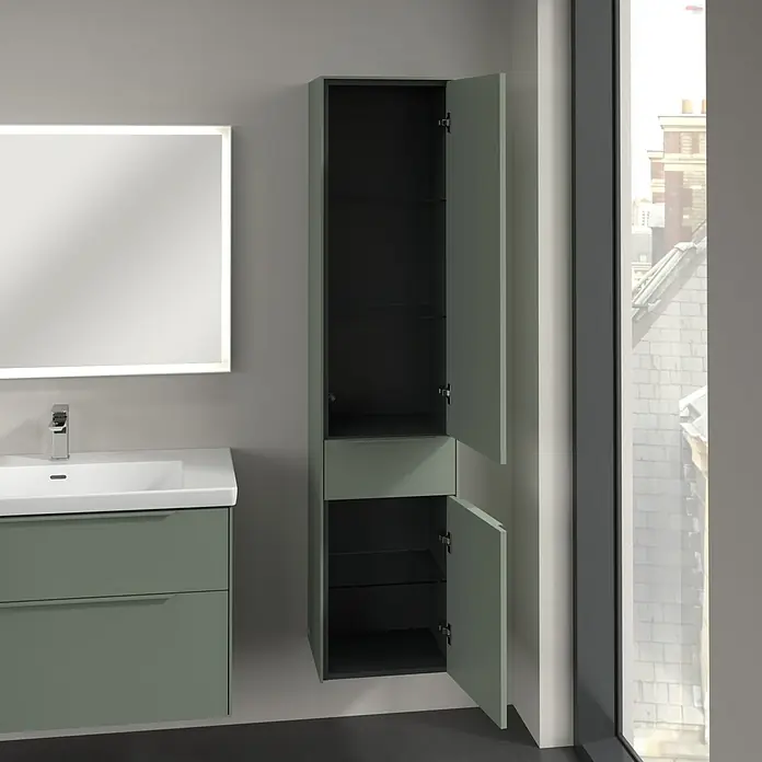 Villeroy & Boch Subway 3.0 Hochschrank - B x T x H: 40 x 36,2 x 171 cm, 1x Schublade, 2x Tür, Soft Green, Farbe Griff: Soft Green, DIN Anschlag: Rechts - Ein moderner Badezimmerschrank in Grün mit Glasregalen und geöffneten Türen, neben einem Waschbecken mit Spiegel, hell und einladend.