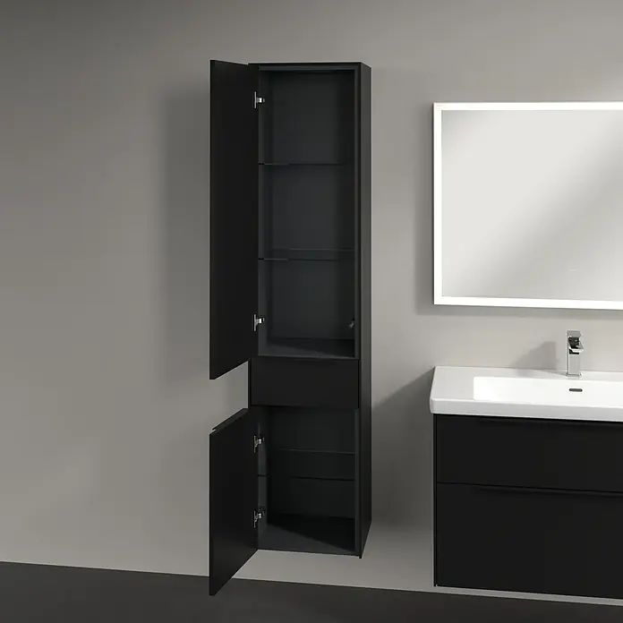 Villeroy & Boch Subway 3.0 Hochschrank - B x T x H: 40 x 36,2 x 171 cm, 1x Schublade, 2x Tür, Volcano Black, Farbe Griff: Volcano black, DIN Anschlag: Links - Das Bild zeigt einen modernen, schwarzen Badezimmerschrank mit offenen Türen, neben einem Waschbecken und Spiegel. Elegantes Badmöbel-Design.