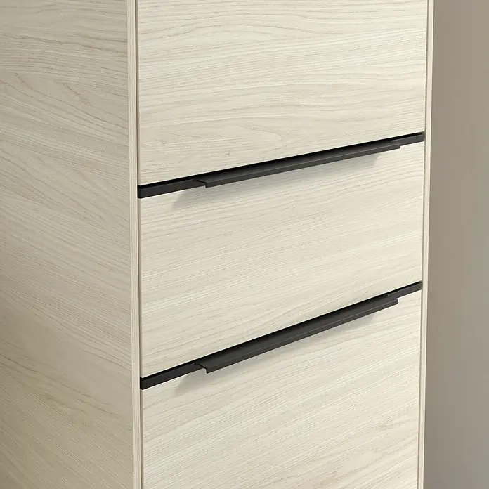 Villeroy & Boch Subway 3.0 Hochschrank - B x T x H: 40 x 36,2 x 171 cm, 1x Schublade, 2x Tür, White Oak, Farbe Griff: Volcano black, DIN Anschlag: Rechts - Ein helles Holzmöbelstück mit drei Schubladen und schlichten schwarzen Griffen. Das Möbelstück ist modern und minimalistisch gestaltet.