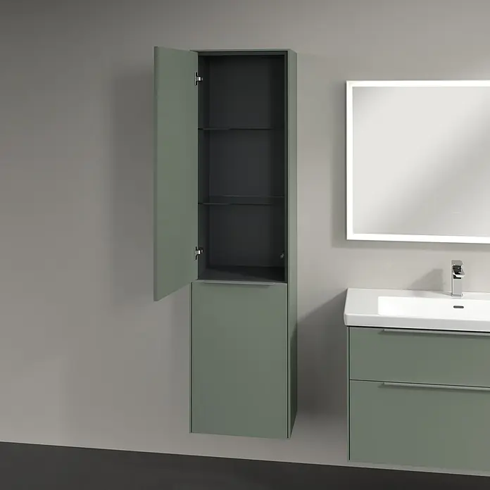 Villeroy & Boch Subway 3.0 Hochschrank - B x T x H: 40 x 36,2 x 171 cm, 1x Klappe mit Wäschekorb, 1x Tür, Soft Green, Farbe Griff: Aluminium glänzend, DIN Anschlag: Links - Badezimmeransicht mit offenem, grünem Hochschrank, Waschtisch und beleuchtetem Spiegel an der Wand.