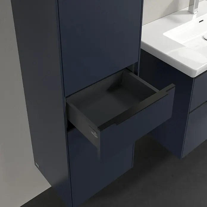 Villeroy & Boch Subway 3.0 Hochschrank - B x T x H: 40 x 36,2 x 171 cm, 1x Schublade, 2x Tür, Marine Blue, Farbe Griff: Volcano black, DIN Anschlag: Links - Badezimmermöbel in dunklem Marineblau mit offenem Schubladenelement und weißem Waschbecken. Stilvolle Badgestaltung mit viel Stauraum.