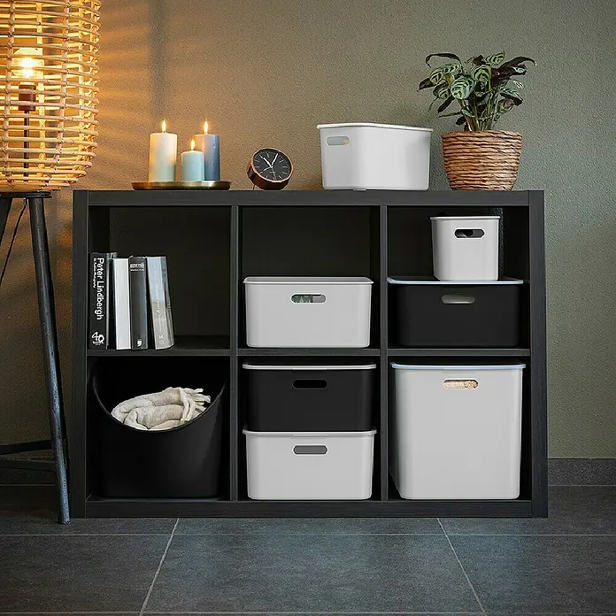 Sunware Aufbewahrungsbox Spielzeugbox - L x B x H: 42,5 x 32,5 x 31,5 cm, Fassungsvermögen: 27 l, Schwarz - Regaleinheit mit schwarzen & weißen Aufbewahrungsboxen, dekorativen Kerzen, Uhr & Pflanze. Die Boxen bieten viel Stauraum & Ordnung.