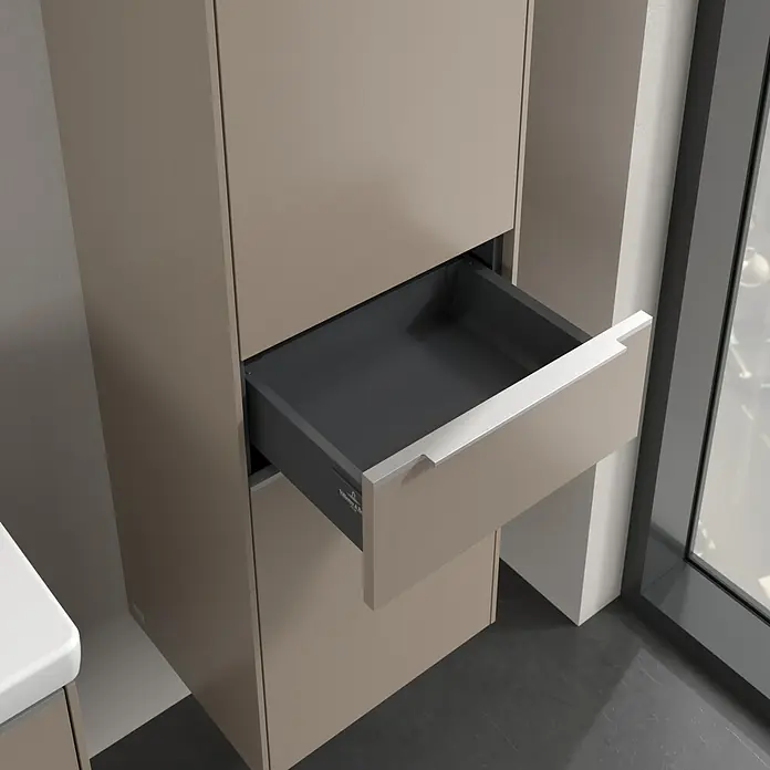 Villeroy & Boch Subway 3.0 Hochschrank - B x T x H: 40 x 36,2 x 171 cm, 1x Schublade, 2x Tür, Taupe, Farbe Griff: Aluminium glänzend, DIN Anschlag: Rechts - Offene Schublade eines hellbraunen Schranks, der Stauraum und Organisation in einem modernen Badezimmer bietet.