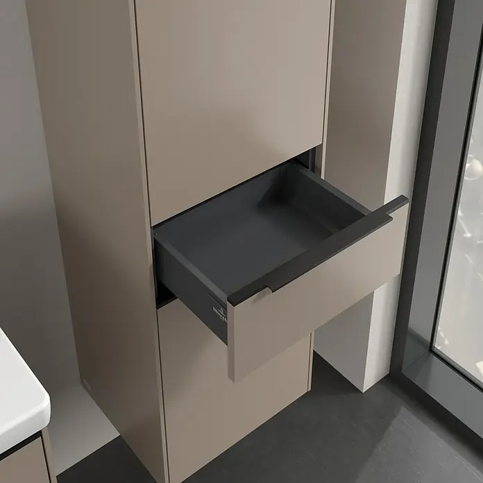 Villeroy & Boch Subway 3.0 Hochschrank - B x T x H: 40 x 36,2 x 171 cm, 1x Schublade, 2x Tür, Taupe, Farbe Griff: Volcano black, DIN Anschlag: Rechts - Ein offener, grauer Schubladenauszug eines beigefarbenen Badezimmerschranks. Der Auszug bietet praktischen Stauraum im Bad.