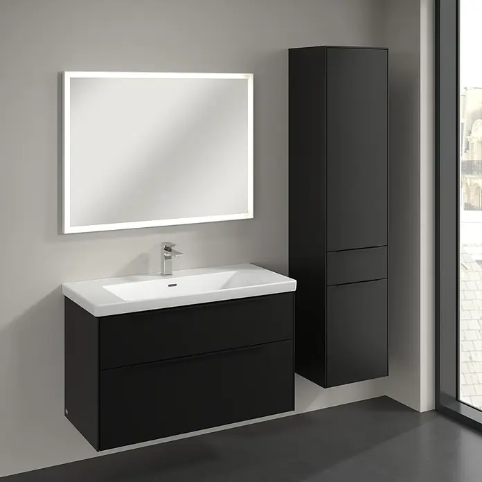 Villeroy & Boch Subway 3.0 Hochschrank - B x T x H: 40 x 36,2 x 171 cm, 1x Schublade, 2x Tür, Volcano Black, Farbe Griff: Volcano black, DIN Anschlag: Rechts - Elegantes Badezimmer-Set mit einem schwarzen Waschtischunterschrank, einem schlanken Hochschrank und einem beleuchteten Spiegel für moderne Bäder.