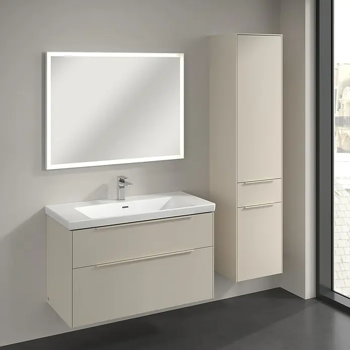 Villeroy & Boch Subway 3.0 Hochschrank - B x T x H: 40 x 36,2 x 171 cm, 1x Schublade, 2x Tür, Cashmere Grey, Farbe Griff: Cashmere Grey, DIN Anschlag: Rechts - Ein modernes Badezimmer-Set mit einem hell beleuchteten Spiegel, einem Waschtisch mit Schubladen und einem passenden Hochschrank in Beige.