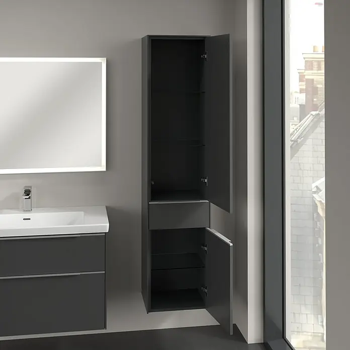 Villeroy & Boch Subway 3.0 Hochschrank - B x T x H: 40 x 36,2 x 171 cm, 1x Schublade, 2x Tür, Graphite, Farbe Griff: Aluminium glänzend, DIN Anschlag: Rechts - Grauer Badezimmerschrank mit geöffneten Türen und Glasregalen neben einem beleuchteten Spiegel und Waschbecken.