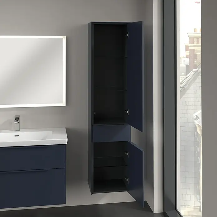 Villeroy & Boch Subway 3.0 Hochschrank - B x T x H: 40 x 36,2 x 171 cm, 1x Schublade, 2x Tür, Marine Blue, Farbe Griff: Marine Blue, DIN Anschlag: Rechts - Ein offener, schmaler Badezimmerschrank in Blau mit Regalböden und Schublade, neben Waschbecken und Spiegel.