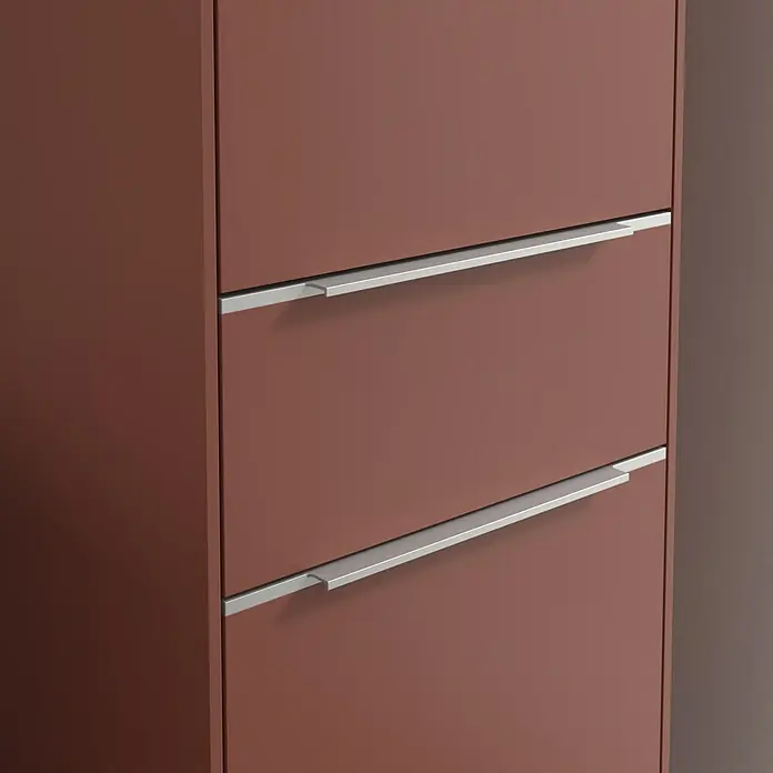 Villeroy & Boch Subway 3.0 Hochschrank - B x T x H: 40 x 36,2 x 171 cm, 1x Schublade, 2x Tür, Wine Red, Farbe Griff: Aluminium glänzend, DIN Anschlag: Rechts - Detailaufnahme eines modernen Schuhschranks in trendigem Braun mit eleganten, silberfarbenen Griffen. Praktisch und stilvoll für den Eingangsbereich.