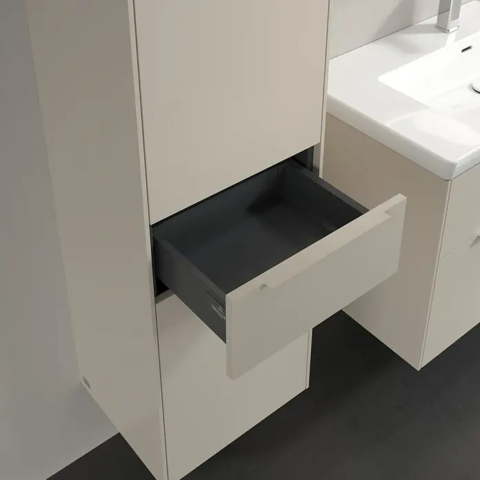 Villeroy & Boch Subway 3.0 Hochschrank - B x T x H: 40 x 36,2 x 171 cm, 1x Schublade, 2x Tür, Cashmere Grey, Farbe Griff: Cashmere Grey, DIN Anschlag: Links - Ein offener Badezimmerschrank in hellem Beige mit einem anthrazitfarbenen Auszug. Stilvolles Design für moderne Badezimmer.