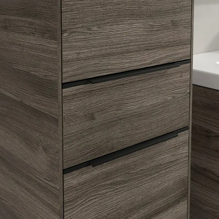 Villeroy & Boch Subway 3.0 Hochschrank - B x T x H: 40 x 36,2 x 171 cm, 1x Schublade, 2x Tür, Stone Oak, Farbe Griff: Volcano black, DIN Anschlag: Links - Detailaufnahme eines Waschtischunterschranks in Holzoptik mit drei Schubladen und schwarzen Griffen.