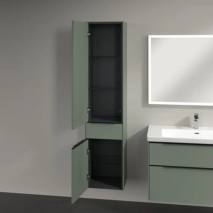 Villeroy & Boch Subway 3.0 Hochschrank - B x T x H: 40 x 36,2 x 171 cm, 1x Schublade, 2x Tür, Soft Green, Farbe Griff: Volcano black, DIN Anschlag: Links - Das Bild zeigt einen Badezimmerschrank in einem hellen Grünton mit offenen Türen, der Stauraum bietet. Daneben ein Waschbecken mit Spiegel.