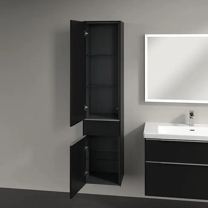 Villeroy & Boch Subway 3.0 Hochschrank - B x T x H: 40 x 36,2 x 171 cm, 1x Schublade, 2x Tür, Volcano Black, Farbe Griff: Aluminium glänzend, DIN Anschlag: Links - Ein hochformatiger, offener Badezimmerschrank mit Glasböden, der neben einem Waschtisch mit Spiegel an einer grauen Wand hängt.