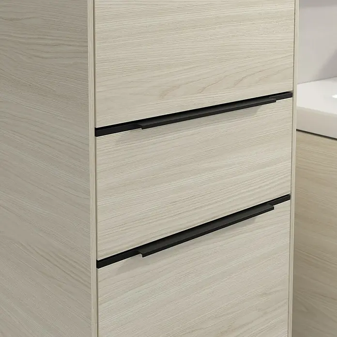 Villeroy & Boch Subway 3.0 Hochschrank - B x T x H: 40 x 36,2 x 171 cm, 1x Schublade, 2x Tür, White Oak, Farbe Griff: Volcano black, DIN Anschlag: Links - Detailaufnahme eines Badezimmerschranks mit hellen Holzfronten und schwarzen, minimalistischen Griffen. Stilvolles Möbeldesign.