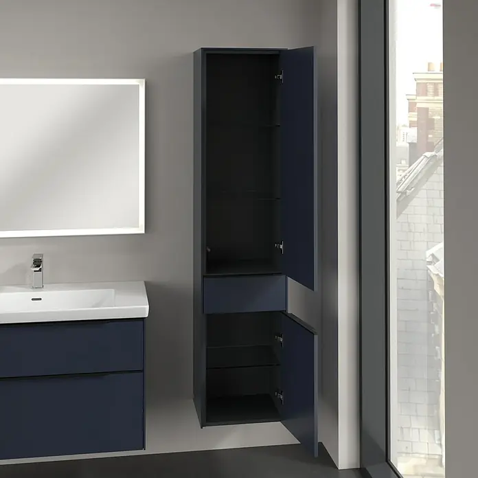 Villeroy & Boch Subway 3.0 Hochschrank - B x T x H: 40 x 36,2 x 171 cm, 1x Schublade, 2x Tür, Marine Blue, Farbe Griff: Volcano black, DIN Anschlag: Rechts - Bild eines Badezimmers mit Waschbecken, Spiegel und einem hochschrankähnlichen Badezimmerschrank in dunklem Marineblau mit Regalen.