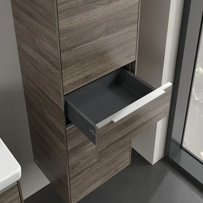 Villeroy & Boch Subway 3.0 Hochschrank - B x T x H: 40 x 36,2 x 171 cm, 1x Schublade, 2x Tür, Stone Oak, Farbe Griff: Aluminium glänzend, DIN Anschlag: Rechts - Ein dunkler Holzschrank mit einer offenen Schublade, die einen Blick ins Innere gewährt. Elegantes Möbelstück.