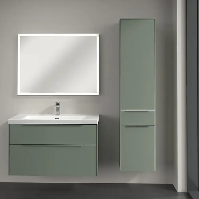 Villeroy & Boch Subway 3.0 Hochschrank - B x T x H: 40 x 36,2 x 171 cm, 1x Schublade, 2x Tür, Soft Green, Farbe Griff: Aluminium glänzend, DIN Anschlag: Rechts - Badezimmer mit modernem, grünem Waschtischunterschrank, LED Spiegel und passendem Hochschrank.