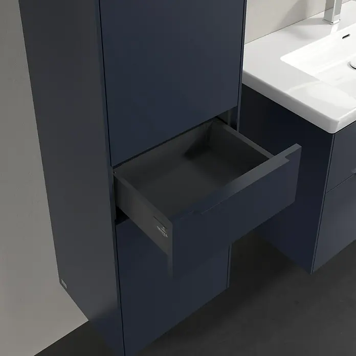 Villeroy & Boch Subway 3.0 Hochschrank - B x T x H: 40 x 36,2 x 171 cm, 1x Schublade, 2x Tür, Marine Blue, Farbe Griff: Marine Blue, DIN Anschlag: Links - Detailaufnahme eines modernen Badezimmerschranks in Blau mit offener Schublade, stilvolles Design für das Badezimmer.