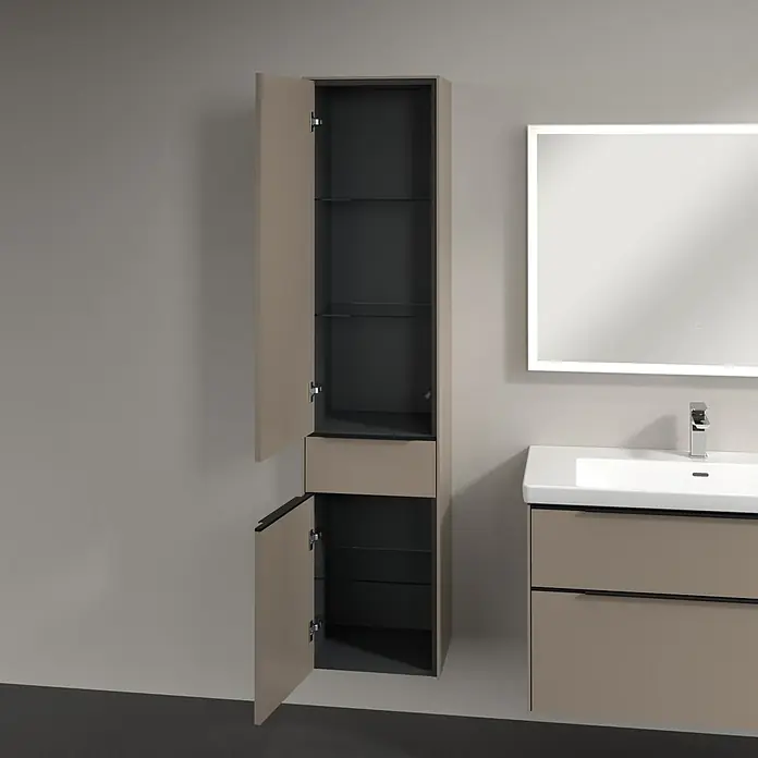 Villeroy & Boch Subway 3.0 Hochschrank - B x T x H: 40 x 36,2 x 171 cm, 1x Schublade, 2x Tür, Taupe, Farbe Griff: Volcano black, DIN Anschlag: Links - Badezimmeraufnahme mit offenem Hängeschrank, Waschtischunterschrank und beleuchtetem Spiegel für ein modernes Ambiente.