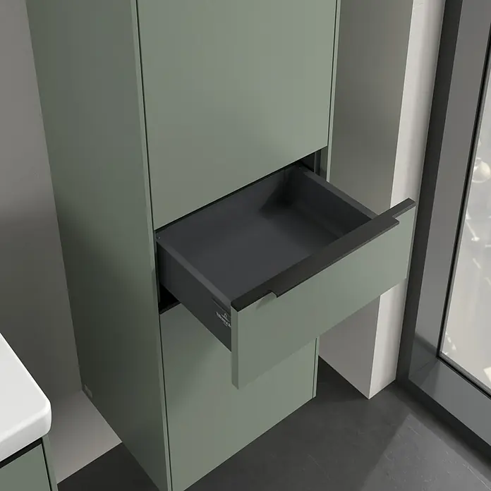 Villeroy & Boch Subway 3.0 Hochschrank - B x T x H: 40 x 36,2 x 171 cm, 1x Schublade, 2x Tür, Soft Green, Farbe Griff: Volcano black, DIN Anschlag: Rechts - Moderner Badezimmerschrank in Salbeigrün mit offenem Schubfach, das dunkle Inneneinrichtung zeigt. Stilvolles Design für jedes Bad.