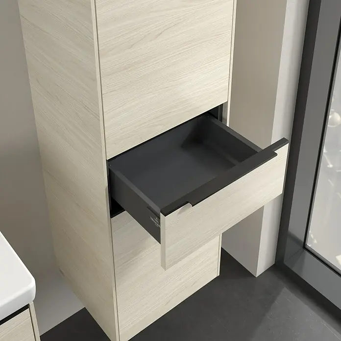 Villeroy & Boch Subway 3.0 Hochschrank - B x T x H: 40 x 36,2 x 171 cm, 1x Schublade, 2x Tür, White Oak, Farbe Griff: Volcano black, DIN Anschlag: Rechts - Ein moderner Badezimmerschrank mit einer offenen Schublade, die das Innendesign hervorhebt. Praktische Stauraumlösung.