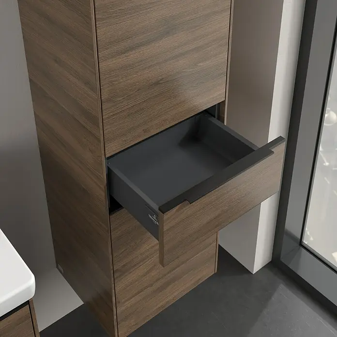 Villeroy & Boch Subway 3.0 Hochschrank - B x T x H: 40 x 36,2 x 171 cm, 1x Schublade, 2x Tür, Arizona Oak, Farbe Griff: Volcano black, DIN Anschlag: Rechts - Hochformatiges Badmöbel in Holzoptik mit offener Schublade, die einen Einblick in das graue Innere des Schranks gewährt.