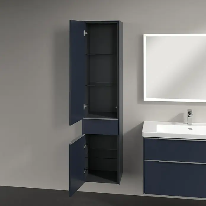 Villeroy & Boch Subway 3.0 Hochschrank - B x T x H: 40 x 36,2 x 171 cm, 1x Schublade, 2x Tür, Marine Blue, Farbe Griff: Aluminium glänzend, DIN Anschlag: Links - Ein hochformatiger Badezimmerschrank in Blau mit offenen Türen, der Glasböden zeigt, neben einem passenden Waschbeckenunterschrank und Spiegel.