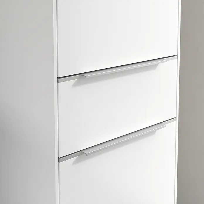 Villeroy & Boch Subway 3.0 Hochschrank - B x T x H: 40 x 36,2 x 171 cm, 1x Schublade, 2x Tür, Pure White, Farbe Griff: Aluminium glänzend, DIN Anschlag: Rechts - Nahaufnahme eines weißen Schuhschranks mit schlichten, silbernen Griffen an den Schubladen, der modernes Design betont.