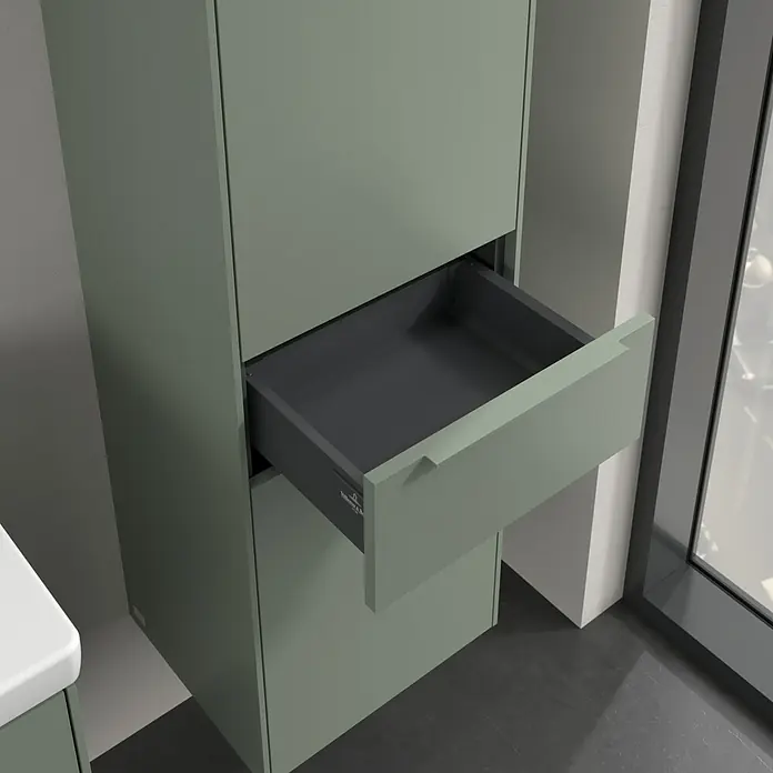 Villeroy & Boch Subway 3.0 Hochschrank - B x T x H: 40 x 36,2 x 171 cm, 1x Schublade, 2x Tür, Soft Green, Farbe Griff: Soft Green, DIN Anschlag: Rechts - Schrank mit offener Schublade in olivgrün. Das Möbelstück hat ein modernes Design und bietet viel Stauraum im Badezimmer.