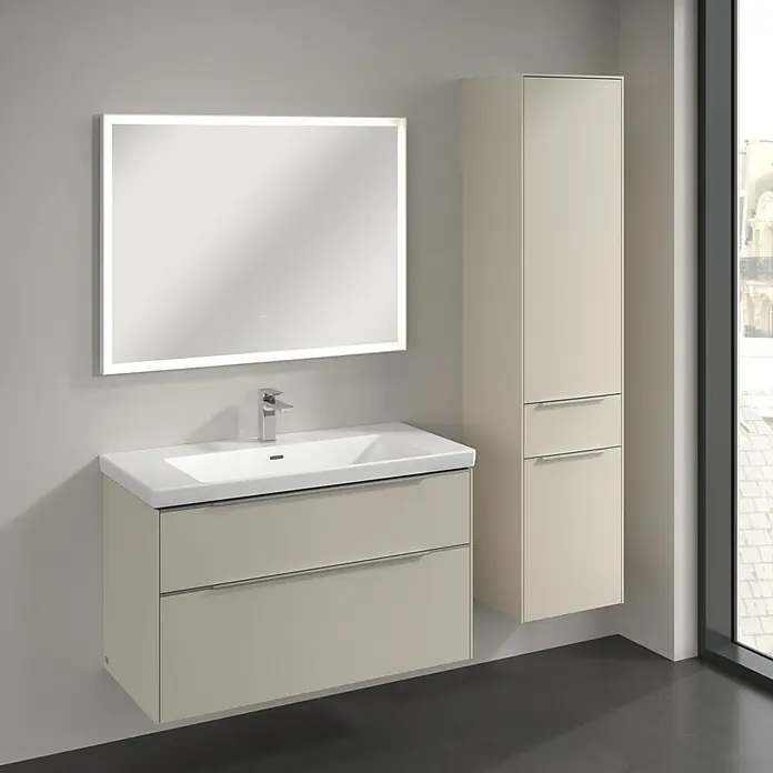 Villeroy & Boch Subway 3.0 Hochschrank - B x T x H: 40 x 36,2 x 171 cm, 1x Schublade, 2x Tür, Cashmere Grey, Farbe Griff: Aluminium glänzend, DIN Anschlag: Rechts - Elegantes Badezimmer-Ensemble mit einem Waschtischunterschrank mit zwei Schubladen, einem beleuchteten Spiegel und einem Hochschrank.
