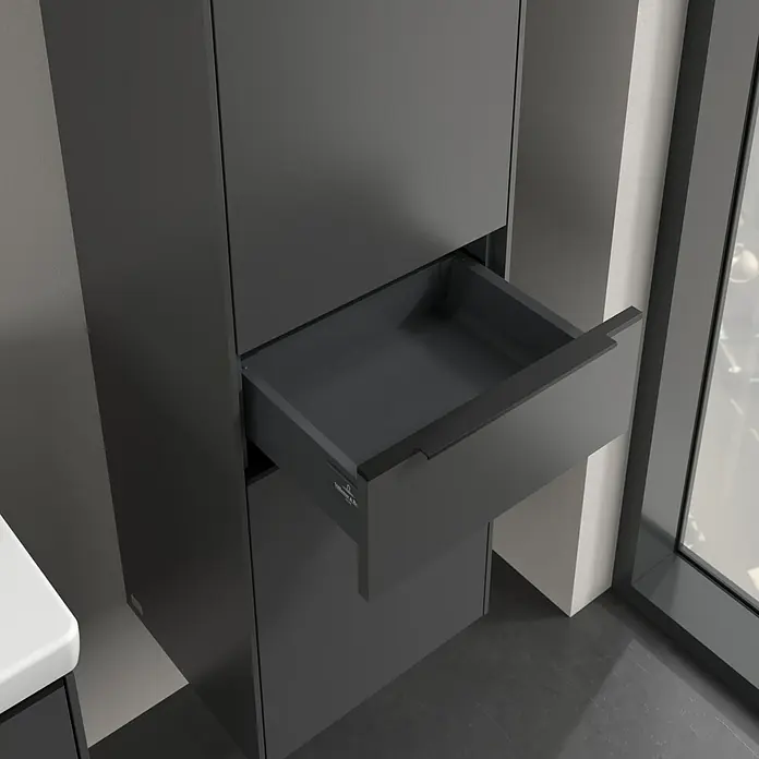 Villeroy & Boch Subway 3.0 Hochschrank - B x T x H: 40 x 36,2 x 171 cm, 1x Schublade, 2x Tür, Graphite, Farbe Griff: Volcano black, DIN Anschlag: Rechts - Detailaufnahme eines modernen Badezimmerschranks mit offenem Schubfach, das dunkles Design und Funktionalität vereint.