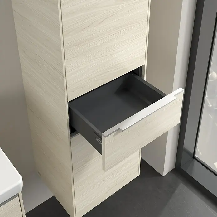 Villeroy & Boch Subway 3.0 Hochschrank - B x T x H: 40 x 36,2 x 171 cm, 1x Schublade, 2x Tür, White Oak, Farbe Griff: Aluminium glänzend, DIN Anschlag: Rechts - Nahaufnahme eines Badezimmerschranks mit offener Schublade, der modernes Design und Funktionalität vereint.