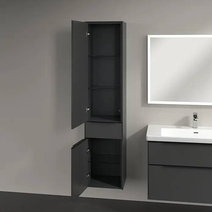 Villeroy & Boch Subway 3.0 Hochschrank - B x T x H: 40 x 36,2 x 171 cm, 1x Schublade, 2x Tür, Graphite, Farbe Griff: Volcano black, DIN Anschlag: Links - Grauer Hochschrank mit offenen Türen und Glasregalen im Badezimmer neben einem Waschbecken mit Spiegel.