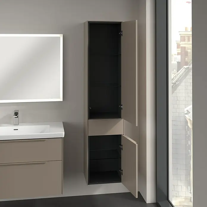 Villeroy & Boch Subway 3.0 Hochschrank - B x T x H: 40 x 36,2 x 171 cm, 1x Schublade, 2x Tür, Taupe, Farbe Griff: Taupe, DIN Anschlag: Rechts - Modernes Badezimmer mit Spiegelschrank, Waschbeckenunterschrank und offenem Hängeschrank mit Glasböden in neutralen Farben.