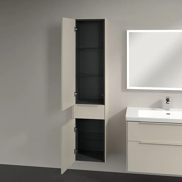 Villeroy & Boch Subway 3.0 Hochschrank - B x T x H: 40 x 36,2 x 171 cm, 1x Schublade, 2x Tür, Cashmere Grey, Farbe Griff: Cashmere Grey, DIN Anschlag: Links - Badezimmer-Hängeschrank mit geöffneten Türen, der seine Regale und Schubladen zeigt, neben einem Waschbecken und einem beleuchteten Spiegel.