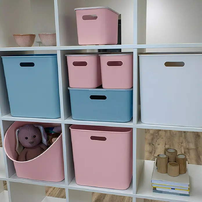 Sunware Aufbewahrungsbox Spielzeugbox - L x B x H: 42,5 x 32,5 x 31,5 cm, Fassungsvermögen: 27 l, Blaugrau - Regal mit rosa, blauen und weißen Aufbewahrungsboxen, die zur Organisation von Gegenständen verwendet werden, ideal für Kinderzimmer oder Spielzimmer.