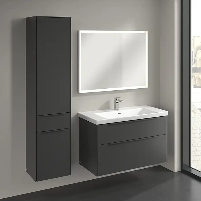 Villeroy & Boch Subway 3.0 Hochschrank - B x T x H: 40 x 36,2 x 171 cm, 1x Schublade, 2x Tür, Graphite, Farbe Griff: Graphite, DIN Anschlag: Links - Badezimmer-Set mit einem dunklen Waschtischunterschrank, einem Spiegelschrank und einem Hochschrank für ein modernes Ambiente.