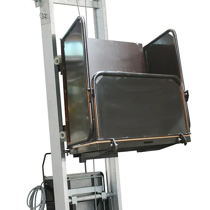 Haemmerlin Maxial Bauaufzug Expert 250/40 Dachdecker - Länge: 10,5 m, Aluminium, Ausführungseigenschaft: Dachdeckerpritsche - Hier ist ein Lastenaufzug mit einer schwarzen, rechteckigen Plattform, die von silbernen Metallstützen gehalten wird. Er ist für den Gütertransport gedacht.