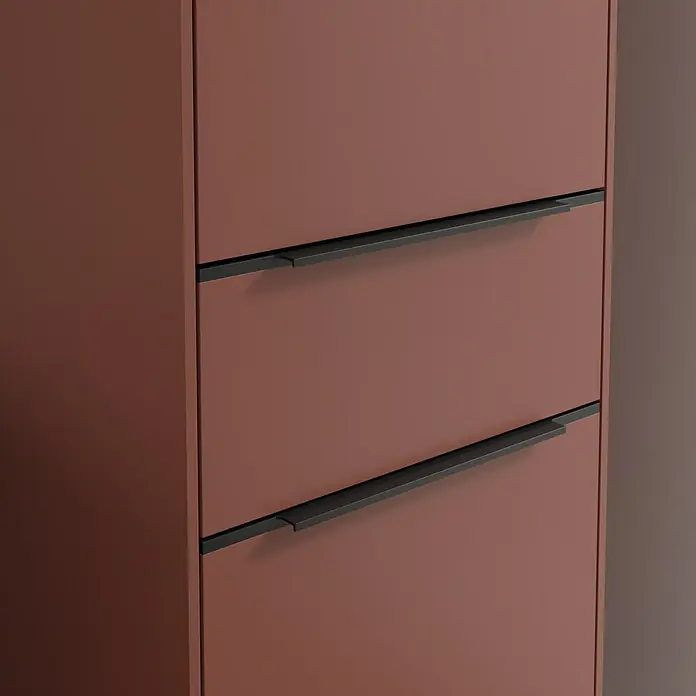 Villeroy & Boch Subway 3.0 Hochschrank - B x T x H: 40 x 36,2 x 171 cm, 1x Schublade, 2x Tür, Wine Red, Farbe Griff: Volcano black, DIN Anschlag: Rechts - Brauner Schrank mit schwarzen Griffen. Das elegante Möbelstück bietet stilvollen Stauraum und fügt sich nahtlos in moderne Einrichtungen ein.
