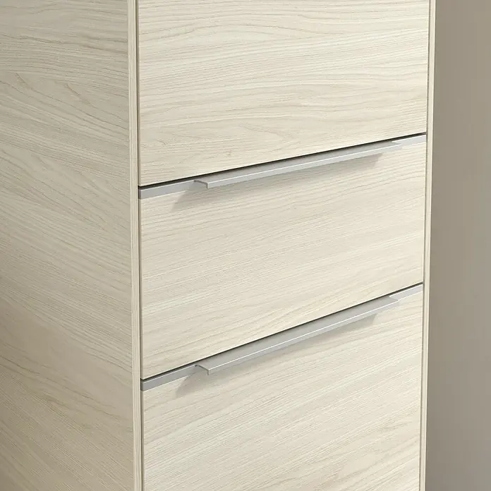 Villeroy & Boch Subway 3.0 Hochschrank - B x T x H: 40 x 36,2 x 171 cm, 1x Schublade, 2x Tür, White Oak, Farbe Griff: Aluminium glänzend, DIN Anschlag: Rechts - Möbelstück mit hellen Holzschubladen und schlanken, silbernen Griffen, das modernes Design und Funktionalität vereint.