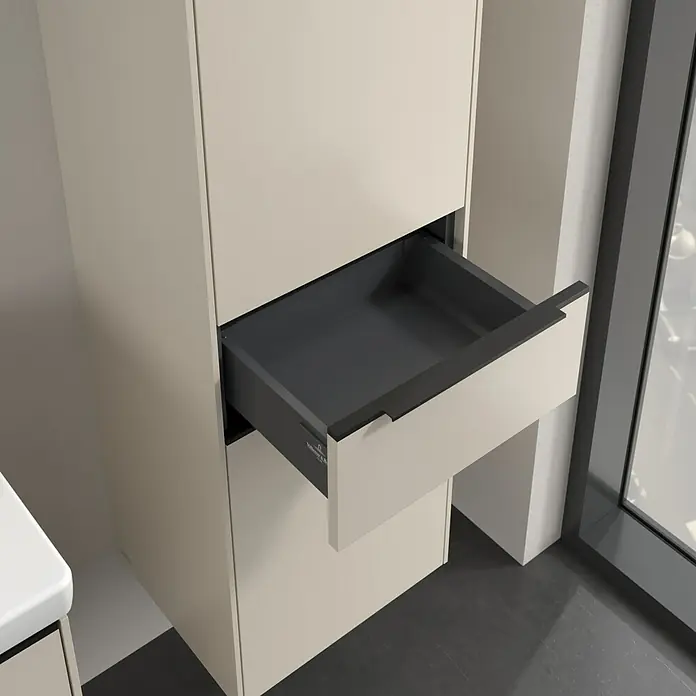 Villeroy & Boch Subway 3.0 Hochschrank - B x T x H: 40 x 36,2 x 171 cm, 1x Schublade, 2x Tür, Cashmere Grey, Farbe Griff: Volcano black, DIN Anschlag: Rechts - Bild eines Badezimmerschranks mit einer Schublade. Der moderne Schrank ist in einem hellen Farbton gehalten.