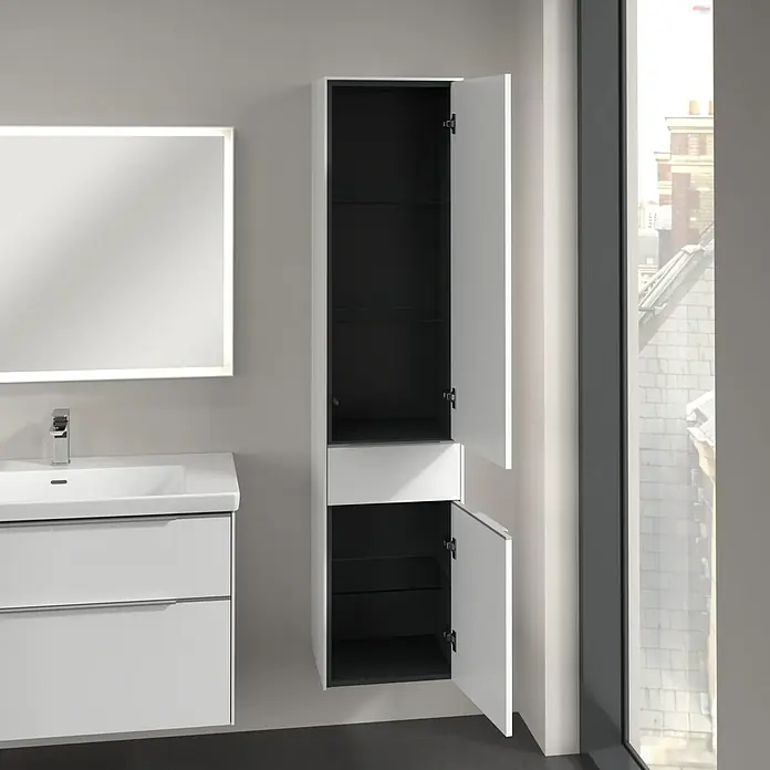 Villeroy & Boch Subway 3.0 Hochschrank - B x T x H: 40 x 36,2 x 171 cm, 1x Schublade, 2x Tür, Pure White, Farbe Griff: Aluminium glänzend, DIN Anschlag: Rechts - Das Bild zeigt einen weißen Badezimmerschrank mit offenen Türen und Glasregalen, der neben einem Fenster und einem Waschbecken hängt.