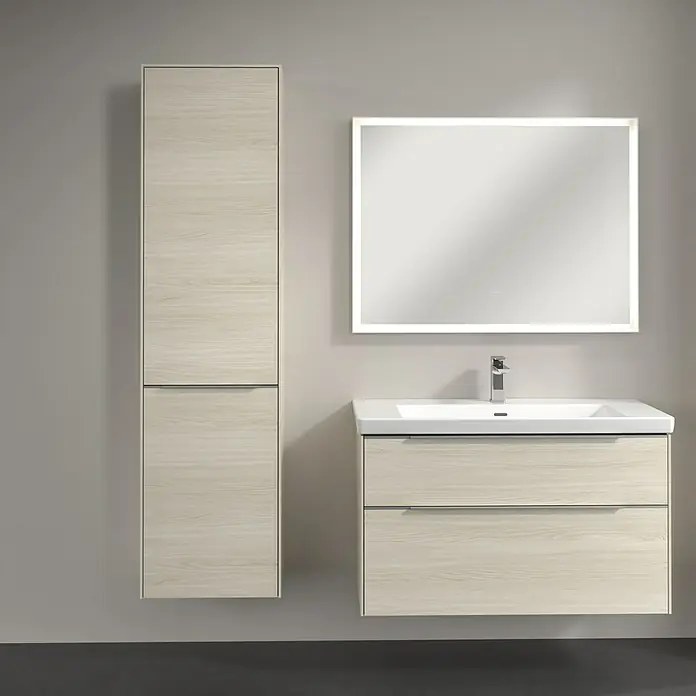 Villeroy & Boch Subway 3.0 Hochschrank - B x T x H: 40 x 36,2 x 171 cm, 1x Klappe mit Wäschekorb, 1x Tür, White Oak, Farbe Griff: Aluminium glänzend, DIN Anschlag: Links - Bild eines Badezimmersets mit Waschtischunterschrank, Waschbecken, Spiegelschrank und Hochschrank in hellen Holztönen, das ein elegantes Badezimmerdesign zeigt.