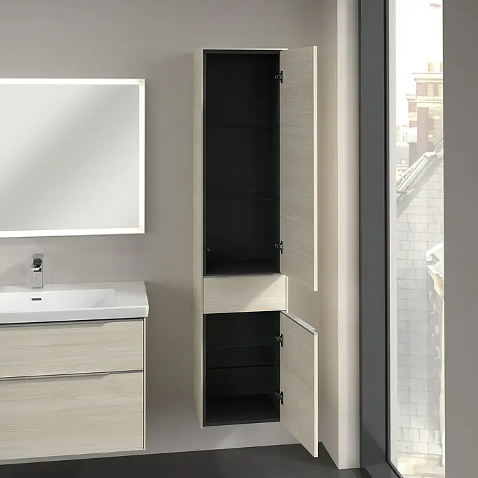 Villeroy & Boch Subway 3.0 Hochschrank - B x T x H: 40 x 36,2 x 171 cm, 1x Schublade, 2x Tür, White Oak, Farbe Griff: Aluminium glänzend, DIN Anschlag: Rechts - Das Bild zeigt einen modernen Badezimmerschrank in Holzoptik mit offenen Türen, der Stauraum und ein stilvolles Design bietet.