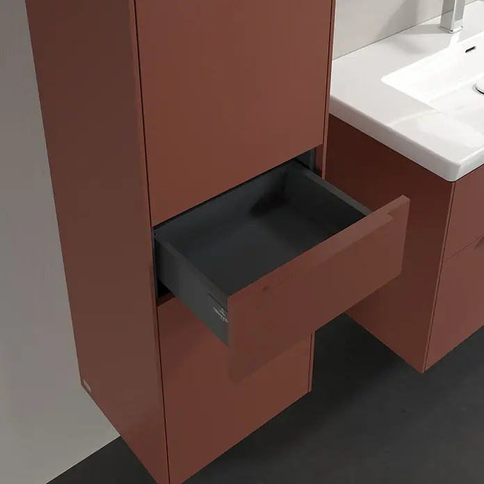 Villeroy & Boch Subway 3.0 Hochschrank - B x T x H: 40 x 36,2 x 171 cm, 1x Schublade, 2x Tür, Wine Red, Farbe Griff: Wine Red, DIN Anschlag: Links - Detailaufnahme eines modernen Waschtischs mit geöffneter Schublade in einem warmen Farbton, der das elegante Design hervorhebt.