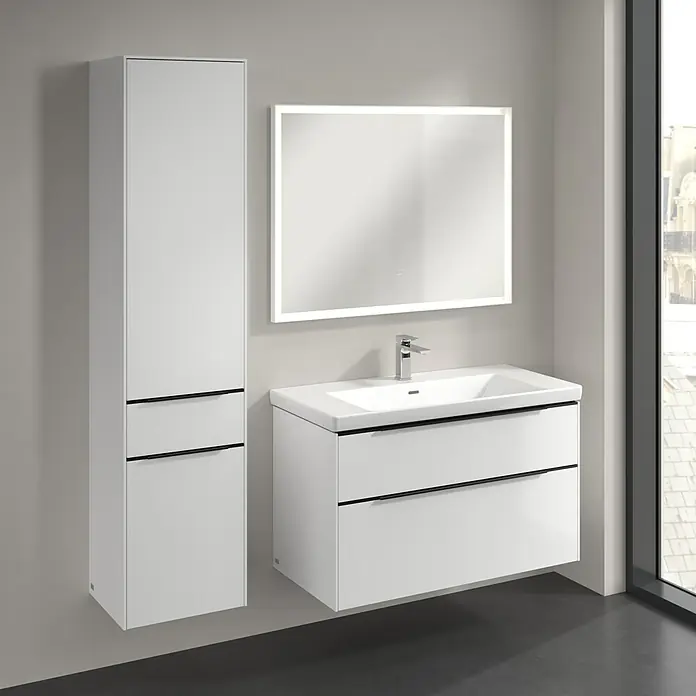 Villeroy & Boch Subway 3.0 Hochschrank - B x T x H: 40 x 36,2 x 171 cm, 1x Schublade, 2x Tür, Brilliant White, Farbe Griff: Volcano black, DIN Anschlag: Links - Elegantes Badezimmerset mit weißem Waschtischunterschrank, passendem Hochschrank und einem Spiegel mit LED-Beleuchtung.