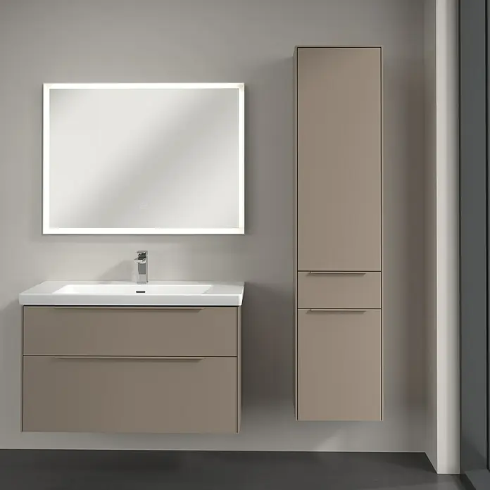 Villeroy & Boch Subway 3.0 Hochschrank - B x T x H: 40 x 36,2 x 171 cm, 1x Schublade, 2x Tür, Taupe, Farbe Griff: Taupe, DIN Anschlag: Rechts - Modernes Badezimmer-Ensemble mit Waschtischunterschrank in Taupe, weißem Aufsatzwaschbecken und LED-Spiegel, ergänzt durch einen passenden Hochschrank.