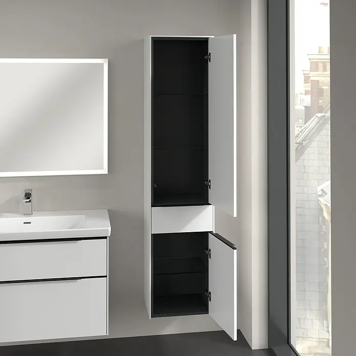 Villeroy & Boch Subway 3.0 Hochschrank - B x T x H: 40 x 36,2 x 171 cm, 1x Schublade, 2x Tür, Pure White, Farbe Griff: Volcano black, DIN Anschlag: Rechts - Modernes Badezimmer mit weißem Waschtisch und Spiegelschrank, ergänzt durch einen offenen, hohen Badschrank mit schwarzem Innenraum.