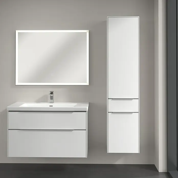 Villeroy & Boch Subway 3.0 Hochschrank - B x T x H: 40 x 36,2 x 171 cm, 1x Schublade, 2x Tür, Brilliant White, Farbe Griff: Aluminium glänzend, DIN Anschlag: Rechts - Badezimmer-Ensemble mit weißem Waschtischunterschrank, beleuchtetem Spiegel und Hochschrank für ein modernes Ambiente.